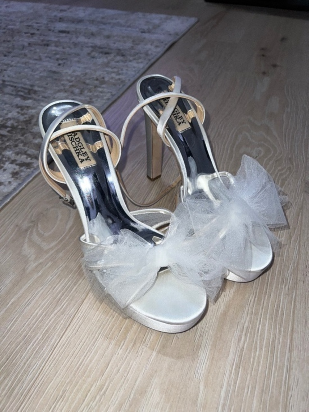 Badgley Mischka white  Satin Platform Heel Sandals with Tulle Bow 9